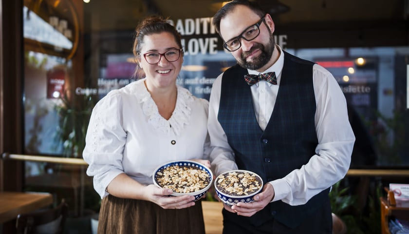 Kamila Kokot i Tomasz Sielicki prezentują świąteczną kluskę makową. Zdjęcie wykonane podczas kręcenia filmu
