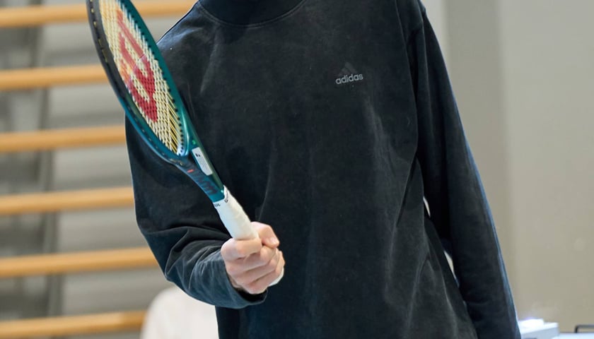 Hubert Hurkacz odwiedził dawną szkołę na Januszowickiej we Wrocławiu i spotkał się z uczaniami