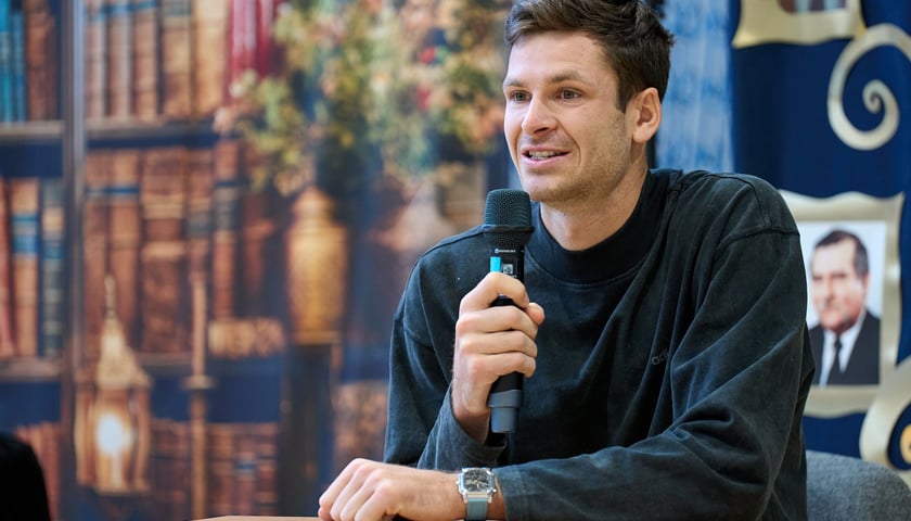 Hubert Hurkacz odwiedził dawną szkołę na Januszowickiej we Wrocławiu i spotkał się z uczaniami