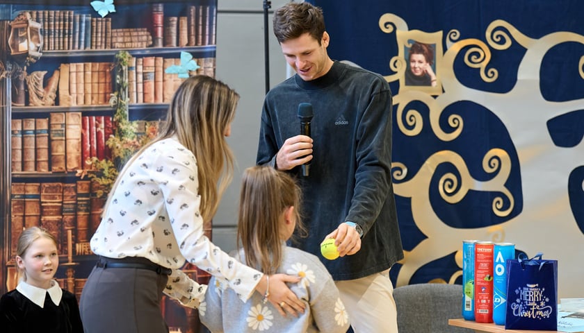 Hubert Hurkacz odwiedził dawną szkołę na Januszowickiej we Wrocławiu i spotkał się z uczaniami