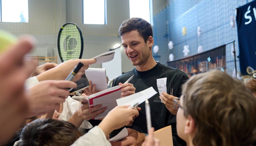 Hubert Hurkacz odwiedził dawną szkołę na Januszowickiej we Wrocławiu i spotkał się z uczaniami