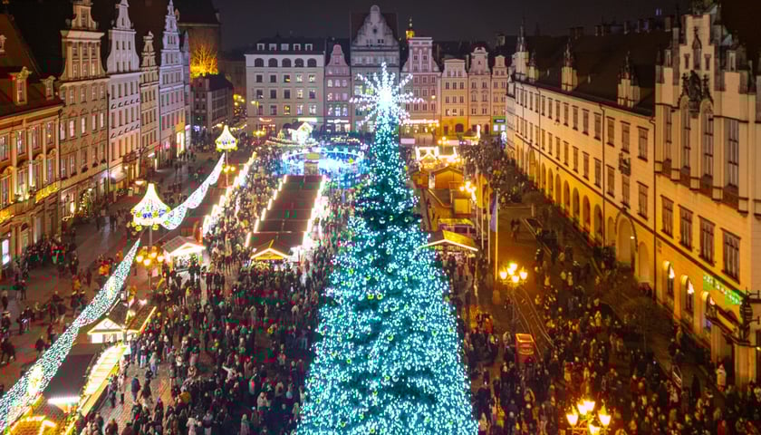<p>Wrocławski Rynek z lotu ptaka - rozświetlenie choinki 2025</p>