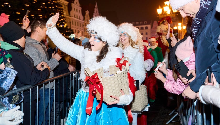 <p>Mikołajkowa parada na Wrocławskim Rynku</p>