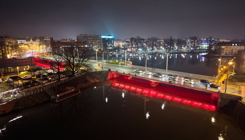 <p>Rozświetlone Mosty Uniwersyteckie</p>