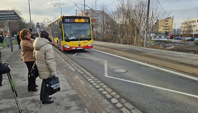 Autobus zastępczy podjeżdża do przystanku tramwajowego na ul. Przyjaźni.