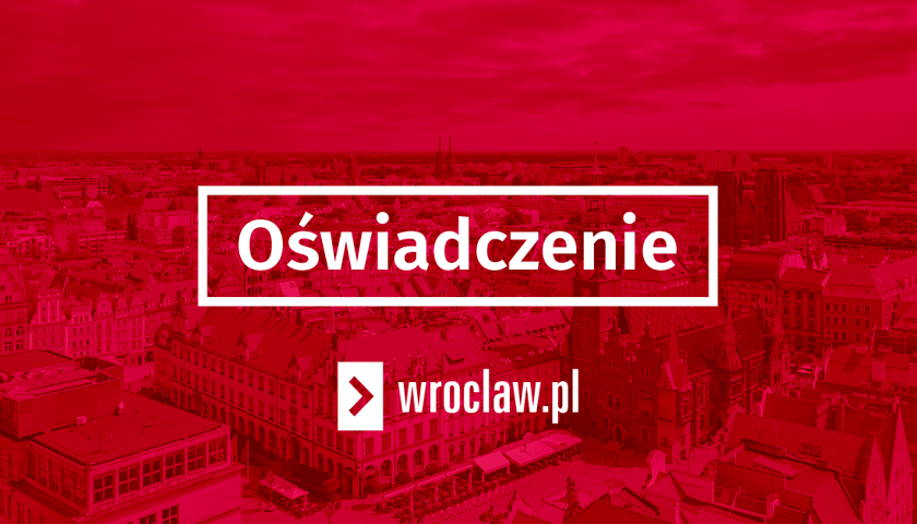 Czerwona plansza z tłem w postaci widoku Wrocławia z białym napisem "Oświadczenie" na środku