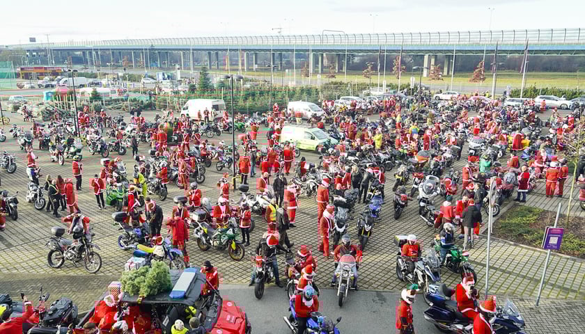 Początek parady Moto Mikołajów we Wrocławiu, 7 grudnia 2025