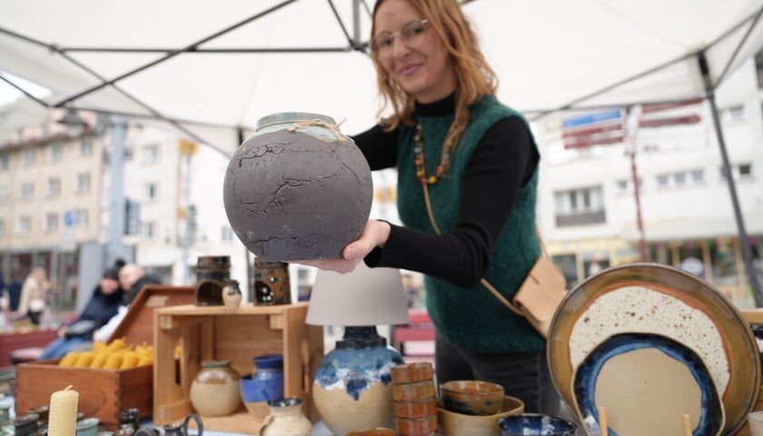 Kobieta pokazująca kulisty wyrób na Ręki Dzieła Fest 7 grudnia 2025