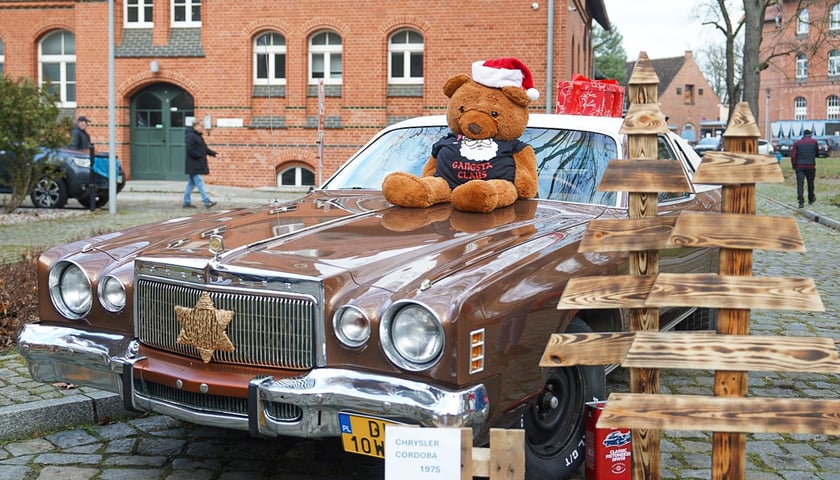 Pluszowi miś w czapce świątecznej na masce starego chryslera, 7 grudnia 2025