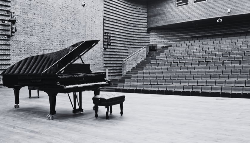 Sala Koncertowa widziana od strony sceny. Na scenie stoi fortepian.