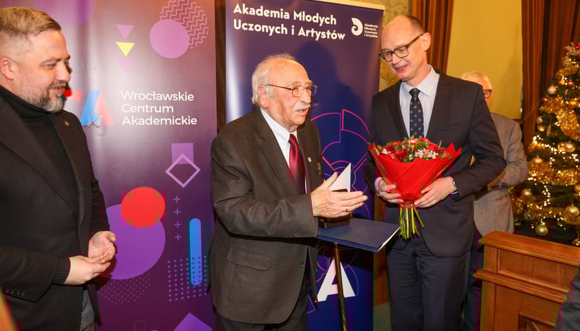 Od lewej: dyrektor Radosław Michalski, prof. Tadeusz Luty, dyrektor Tomasz Janoś