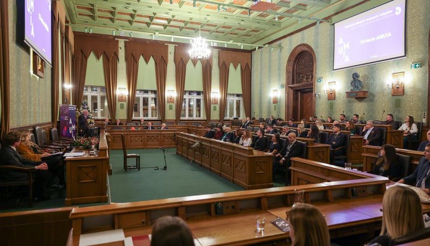 Uczestnicy wydarzenia w Sali Sesyjnej