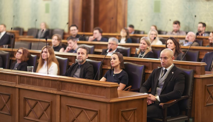 Uczestnicy wydarzenia w Sali Sesyjnej