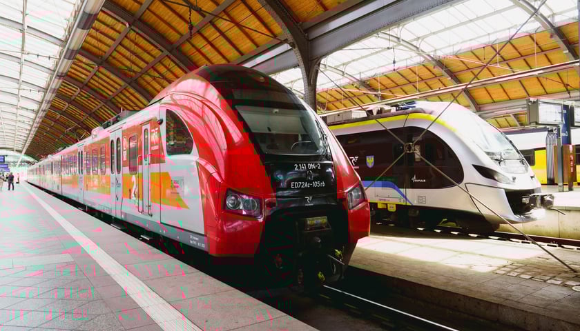 Pociągi POLREGIO i Kolei Dolnośląskich na dworcu Wrocław Główny. Zdjęcie archiwalne, ilustracyjne. 