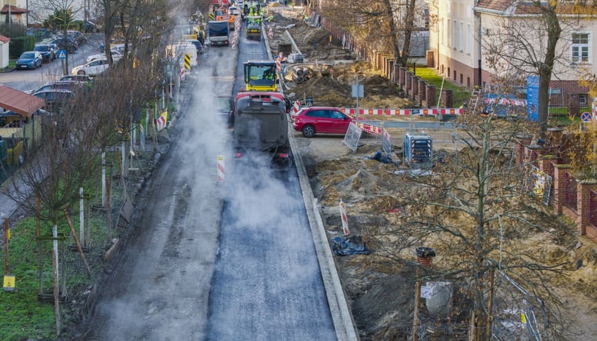 Druga warstwa masy bitumicznej została położona w poniedziałek 8 grudnia 