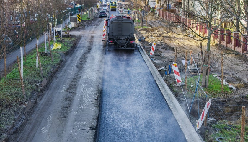 Prace przy przebudowie ulicy Koszarowej. Zdjęcie z poniedziałku 8 grudnia