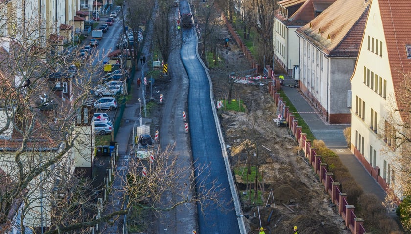 Prace przy przebudowie ulicy Koszarowej. Zdjęcie z poniedziałku 8 grudnia