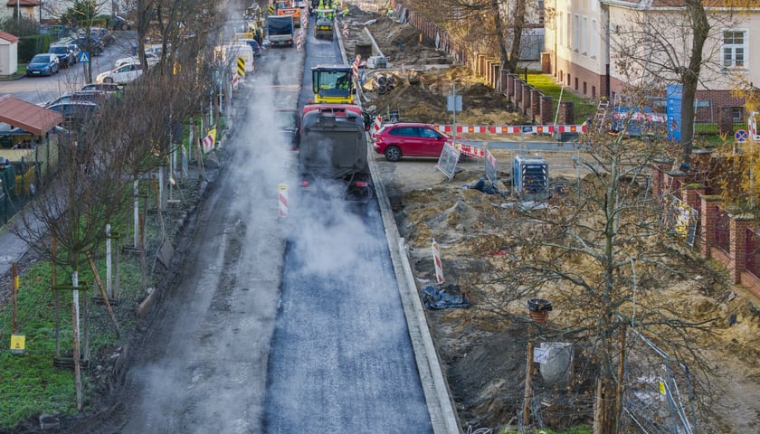 Prace przy przebudowie ulicy Koszarowej. Zdjęcie z poniedziałku 8 grudnia