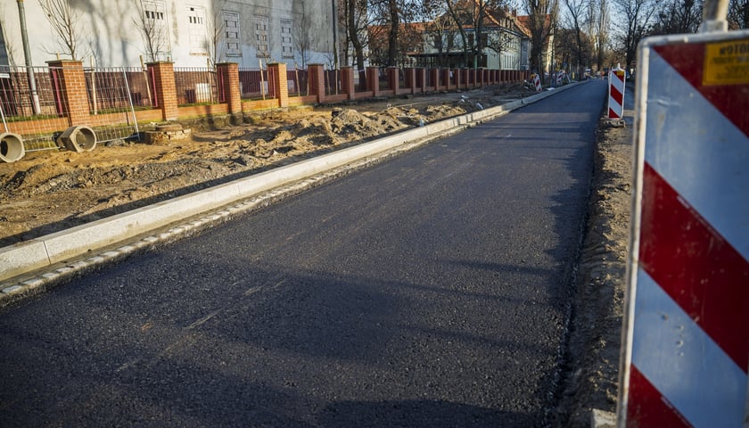 Prace przy przebudowie ulicy Koszarowej. Zdjęcie z poniedziałku 8 grudnia