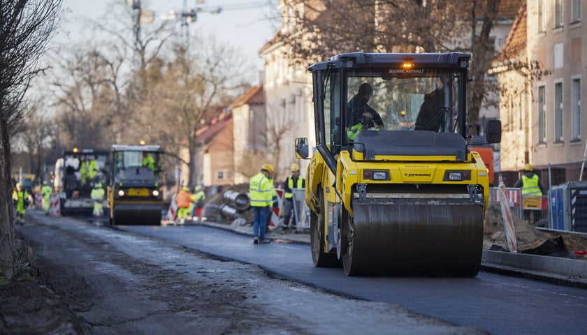 Prace przy przebudowie ulicy Koszarowej. Zdjęcie z poniedziałku 8 grudnia