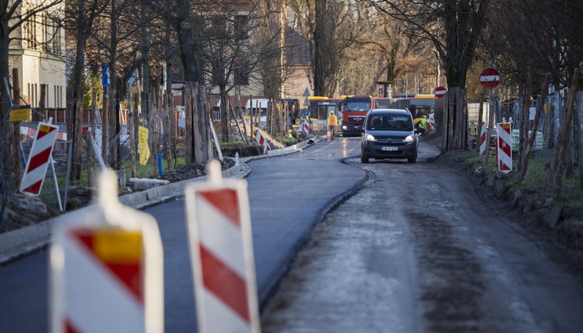 Prace przy przebudowie ulicy Koszarowej. Zdjęcie z poniedziałku 8 grudnia