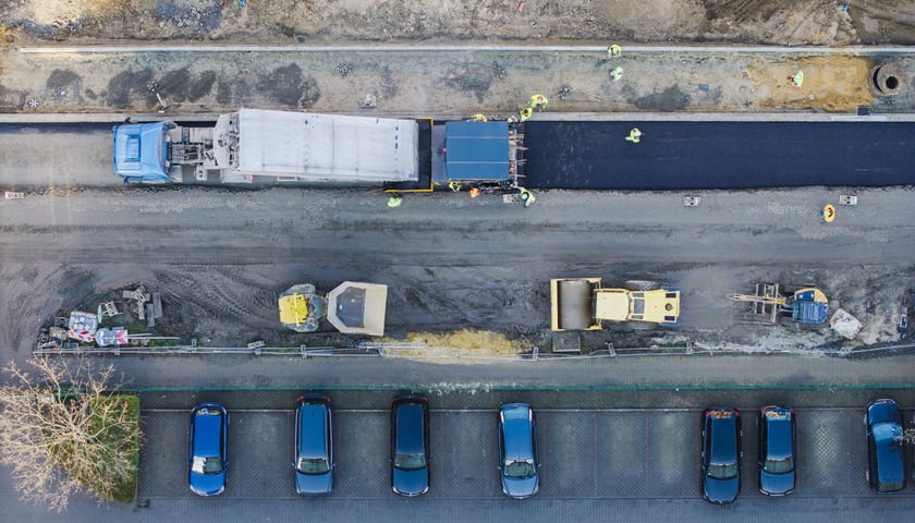 Prace przy przebudowie ulicy Koszarowej. Zdjęcie z poniedziałku 8 grudnia