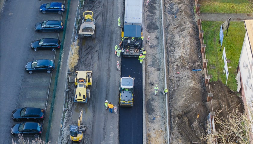 Prace przy przebudowie ulicy Koszarowej. Zdjęcie z poniedziałku 8 grudnia