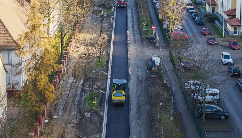 Prace przy przebudowie ulicy Koszarowej. Zdjęcie z poniedziałku 8 grudnia
