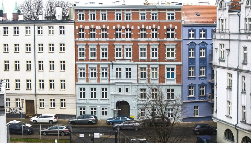 Widok na odnowioną fasadę Kurkowej 65 (grudzień 2025)