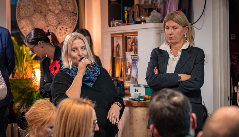 Renata Piwko-Wolny z zarządu osiedla Strachocin-Swojczyce-Wojnów i wiceprezydent Renata Granowska na spotkaniu z mieszkańcami przy Swojczyckiej 118 