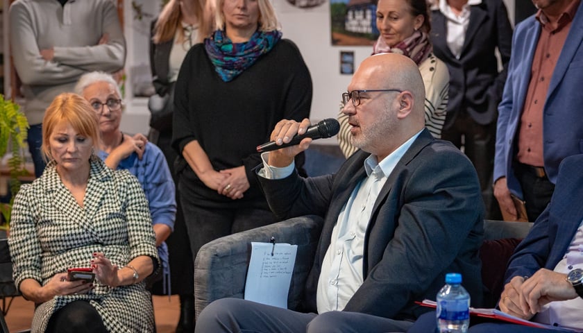 Spotkanie mieszkańców z przedstawicielami magistratu w poniedziałek 8 grudnia w Centrum Aktywności Lokalnej przy Swojczyckiej 118. Andrzej Brzoza z Wydziału Inżynierii Miejskiej odpowiada na pytanie 