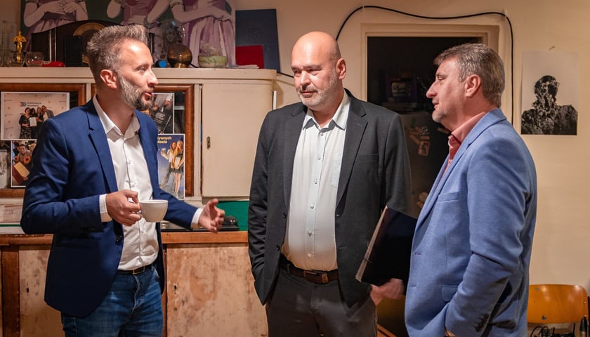 Dawid Barabasz z Wydziału Transportu, Andrzej Brzoza z Wydziału Inzynierii Miejskiej i Sławomir Gonciarz z Departamentu Infrastruktury i Transportu podczas spotkania z mieszkańcami w Centrum Aktywności Lokalnej na Swojczycach