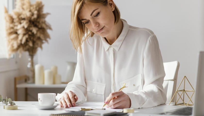 Kobieta pisząca list, zdjęcie ilustracyjne