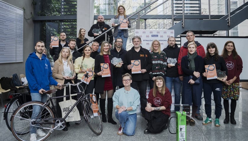 Rozdanie nagród i konferencja dot. akcji „W Kółko Kręcę”. Na pamiątkowym zdjęciu uczestnicy oraz organizatorzy