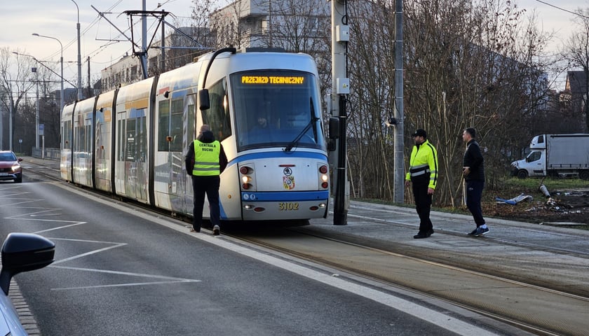 Tramwaj na torowisku i pracownicy nadzoru ruchu. Przejazdy testowe na ul. Przyjaźni 6 grudnia 2025 r.