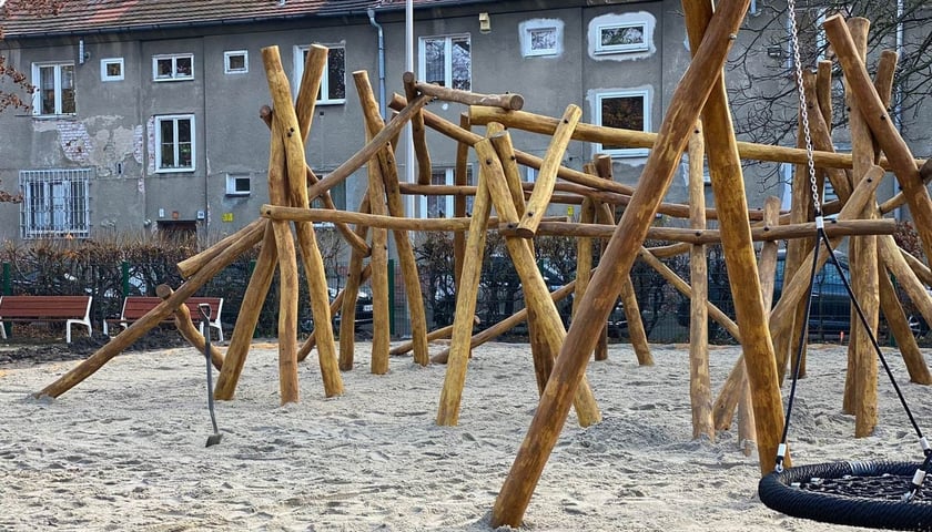 <p>Plac zabaw "Mr&oacute;wka" przy ul. Osobowickiej.</p>