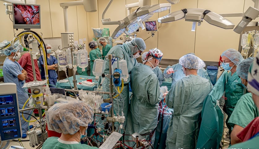 Na zdjęciu sala operacyjna podczas zabiegu przeszczepu. Zdjęcie ilustracyjne