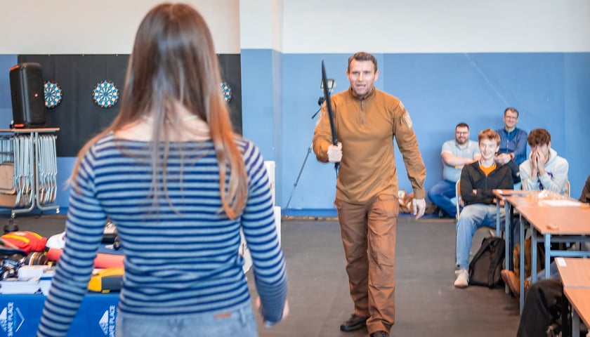 Bezpieczny Wrocław w szkołach. Pierwsze szkolenie w V LO przy ul. Kuronia, 10.12.2025