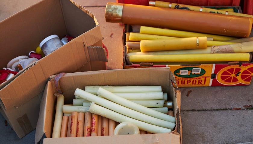 Produkcja świec okopowych przez wrocławskich wolontariuszy z Foreign Front. Zdjęcie archiwalne.