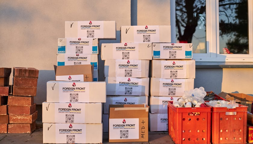 Produkcja świec okopowych przez wrocławskich wolontariuszy z Foreign Front. Zdjęcie archiwalne.