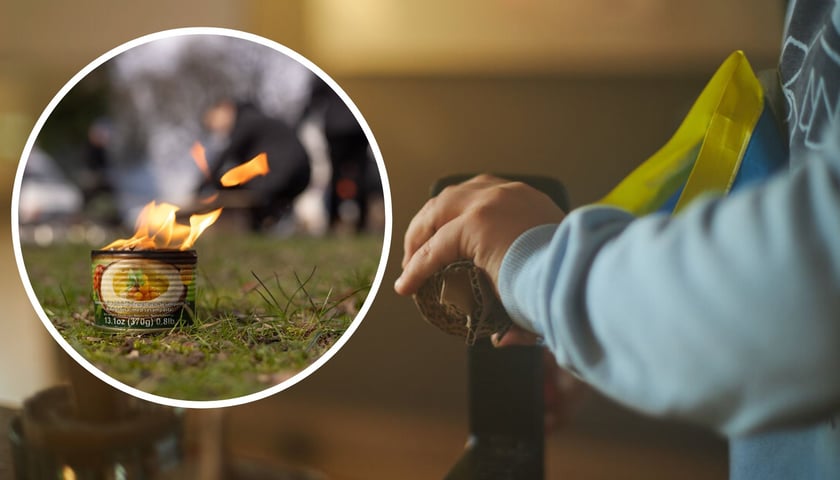 W tle wolontariusz produkujący świecę okopową. W kółku paląca się świeca okopowa.