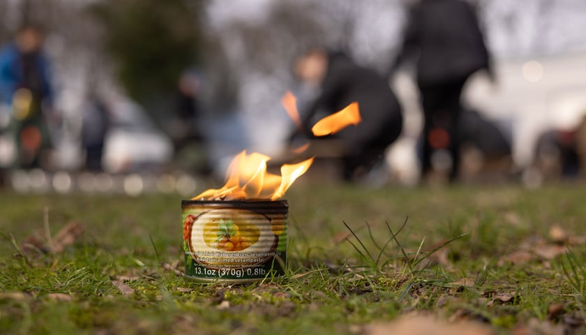 <p>Produkcja świec okopowych przez wrocławskich wolontariuszy z Foreign Front. Zdjęcie archiwalne.</p>