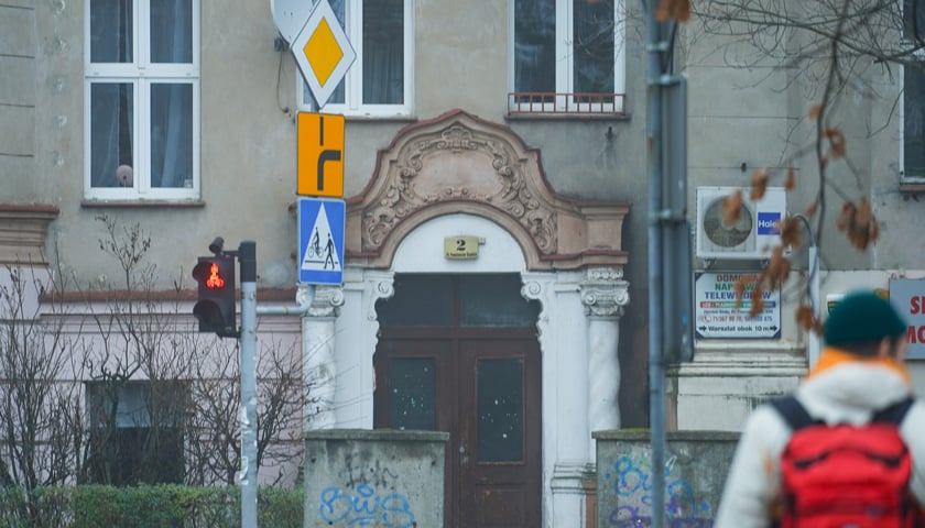 Plac Powstańc&oacute;w Śląskich 2