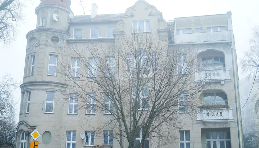 Plac Powstańc&oacute;w Śląskich 2