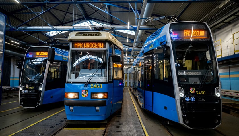 Tramwaje na zajezdni Borek: Konstal 105 pomiędzy Pesami 146N 