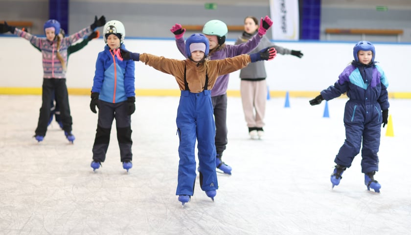 Grupa dzieci na łyżwach na lodowisku Spartana