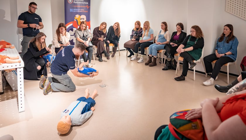 Grupa kobiet uczestnicząca w warsztatach