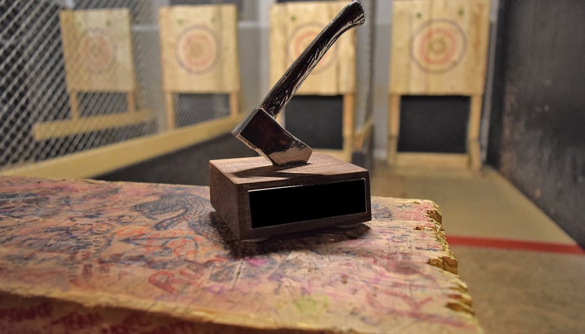 Klub rzucania toporami, zdjęcie ilustracyjne