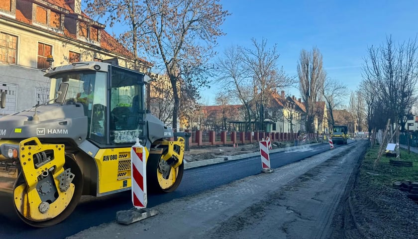 Prace na jezdni przy ul. Koszarowej