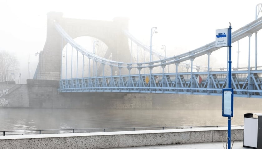 Zdjęcie ilustracyjne: most Grunwaldzki w gęstej mgle